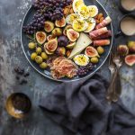 Mesa de snacksChips, gomitas enchiladas y dulces picantes