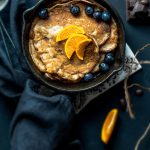 Mesa de postresPie de limón, fresas con crema, trufas, pastelitos de zanahoria, cupcakes, brochetas de bombones, mini donas y más